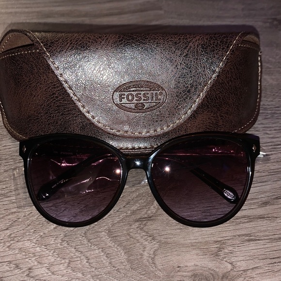 Dark brown women’s Fossil sunglasses